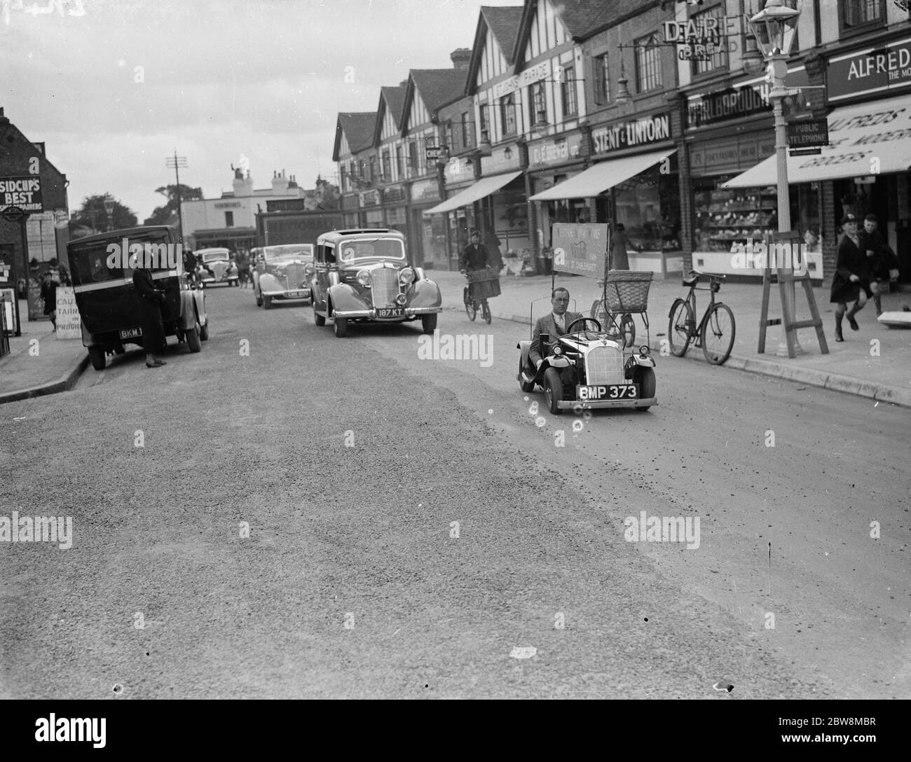 In miniatura auto che scende lungo la strada alta. 1935 Foto Stock
