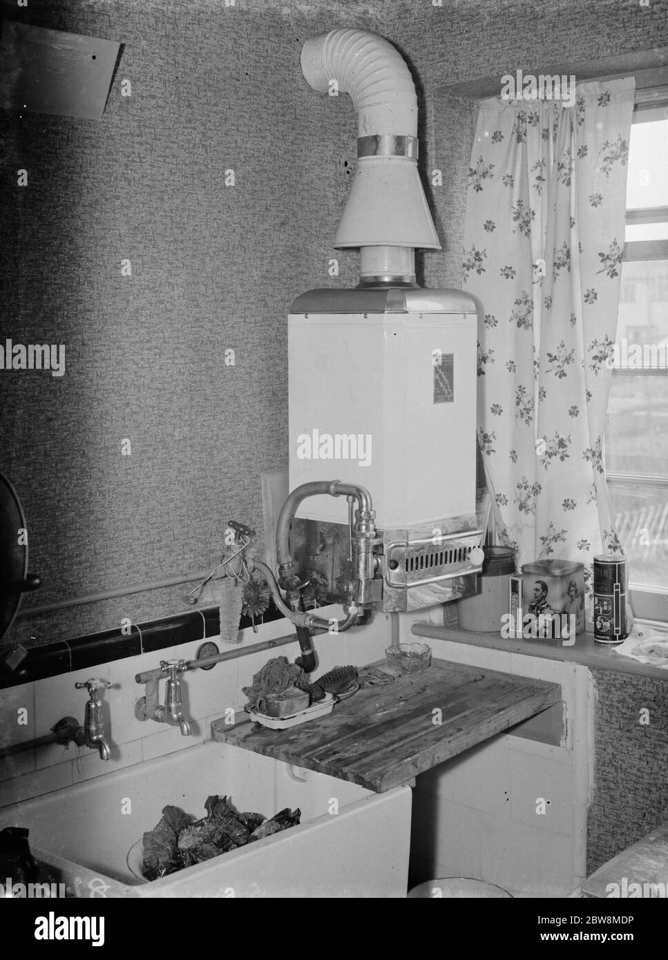 Geyser burst . N i H Ltd in Petts Wood . 12 aprile 1938 Foto Stock