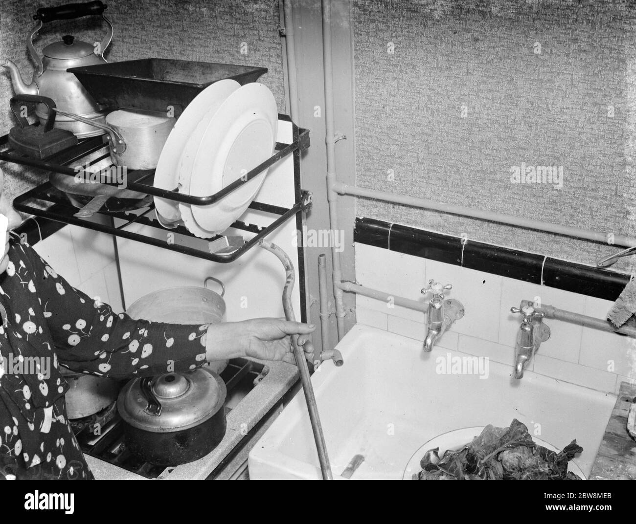 Geyser burst . N i H Ltd in Petts Wood . 12 aprile 1938 Foto Stock