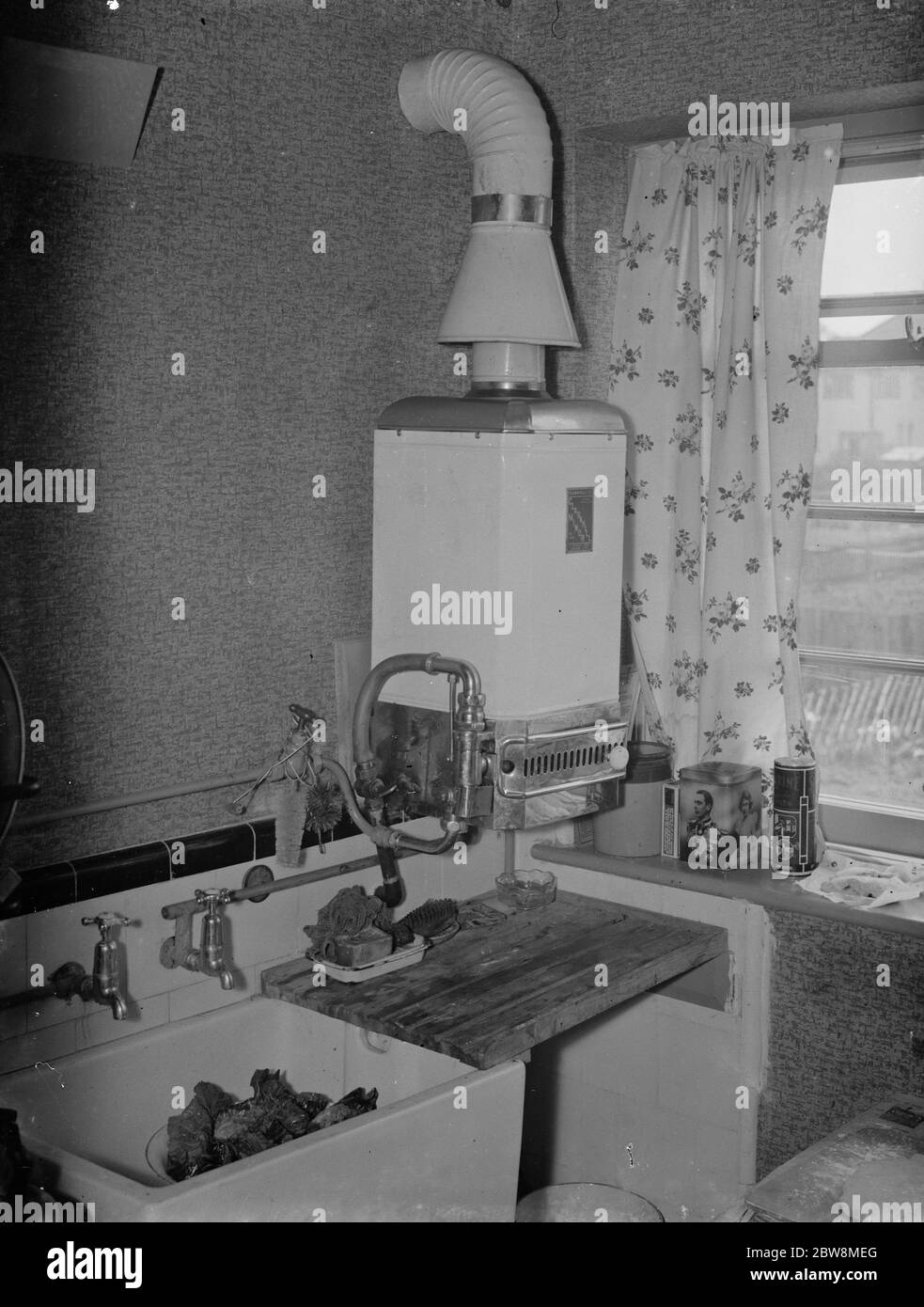 Geyser burst . N i H Ltd in Petts Wood . 12 aprile 1938 Foto Stock