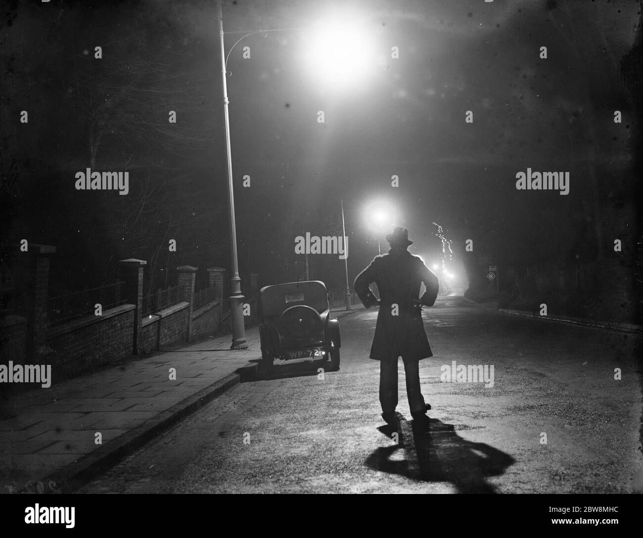 Shooters Hill di notte alla luce delle lampade di strada . 1936 . Foto Stock