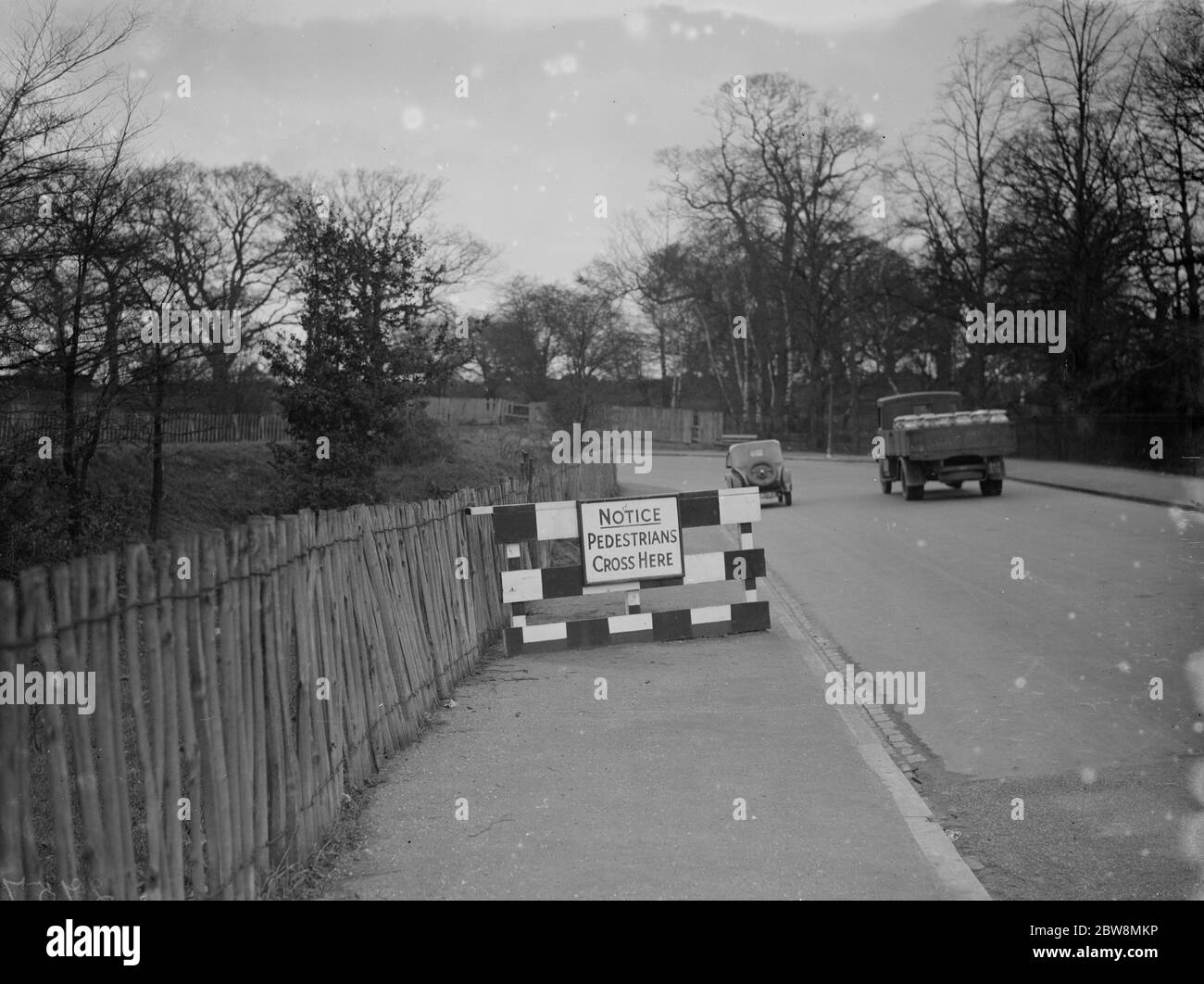 Un passaggio pedonale sul lato della strada . 1936 Foto Stock
