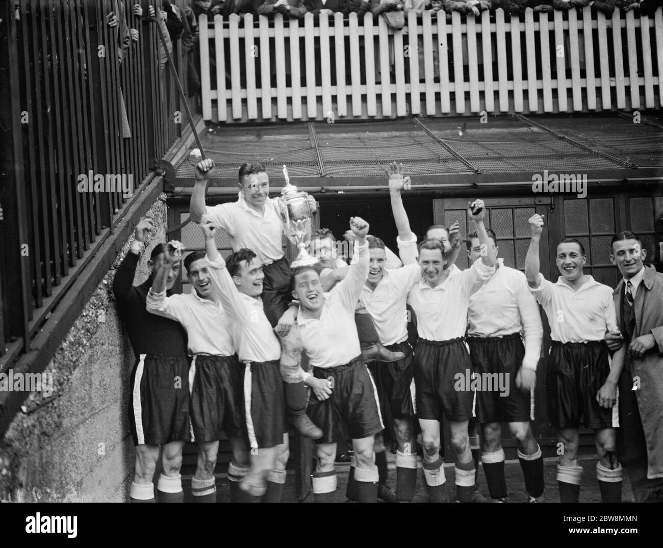 Squadra di calcio Bromley contro la squadra di calcio Belvedere nella finale della Coppa dilettante fa allo stadio della squadra di calcio Millwall il Den a South Bermondsey, Londra . Bromley la squadra vincente tiene la coppa aloft . 1938 Foto Stock