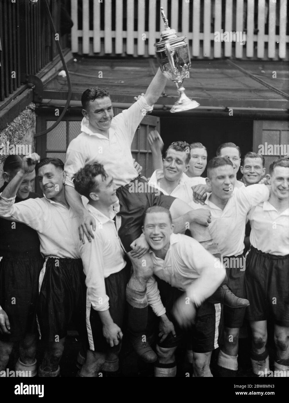Squadra di calcio Bromley contro la squadra di calcio Belvedere nella finale della Coppa dilettante fa allo stadio della squadra di calcio Millwall il Den a South Bermondsey, Londra . Bromley la squadra vincente tiene la coppa aloft . 1938 Foto Stock