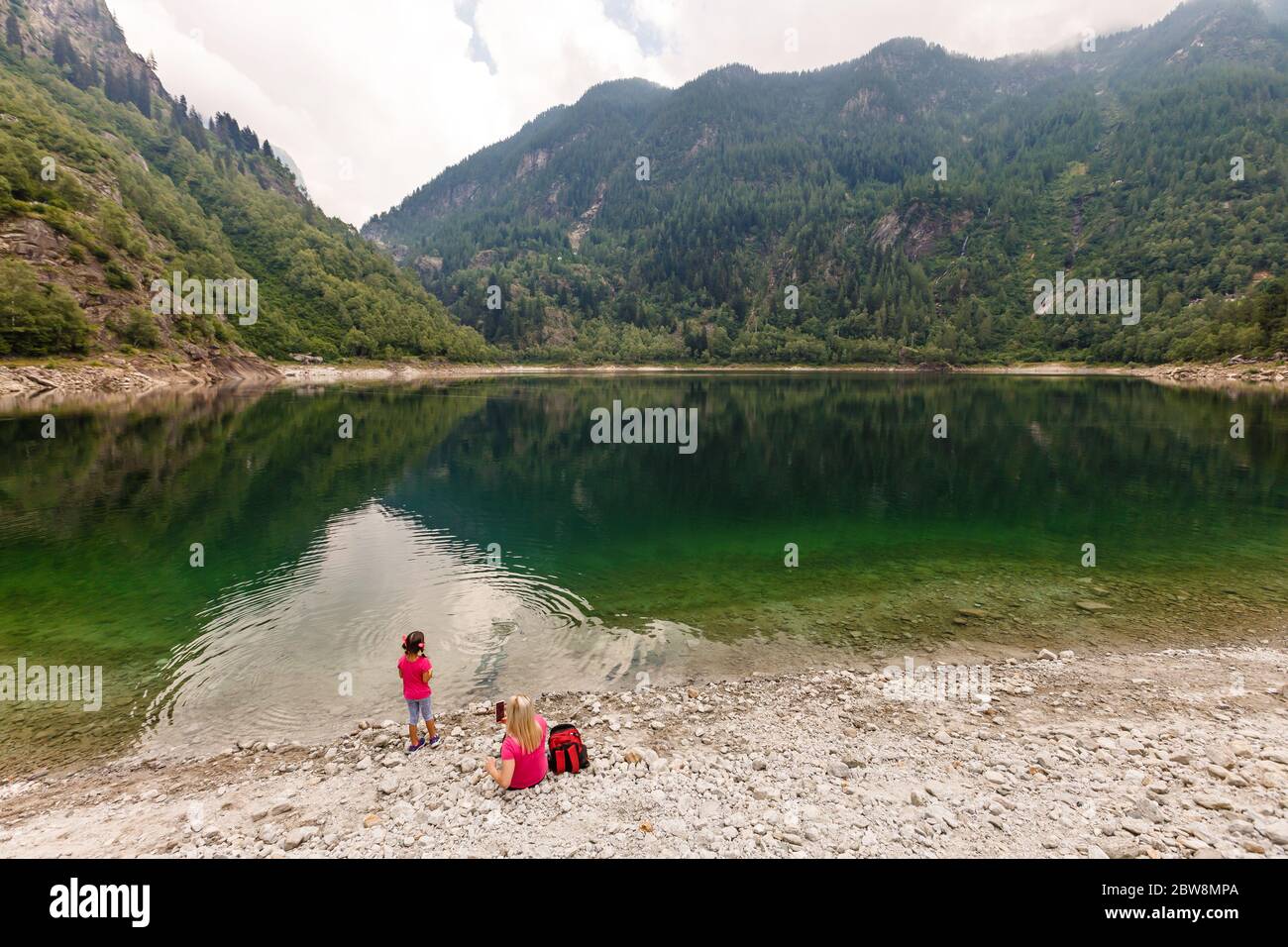 Lago alpino di alta montagna, boschi di conifere si riflettono in acqua, Valle Antrona Lago Campliccioli, Italia Piemonte Foto Stock