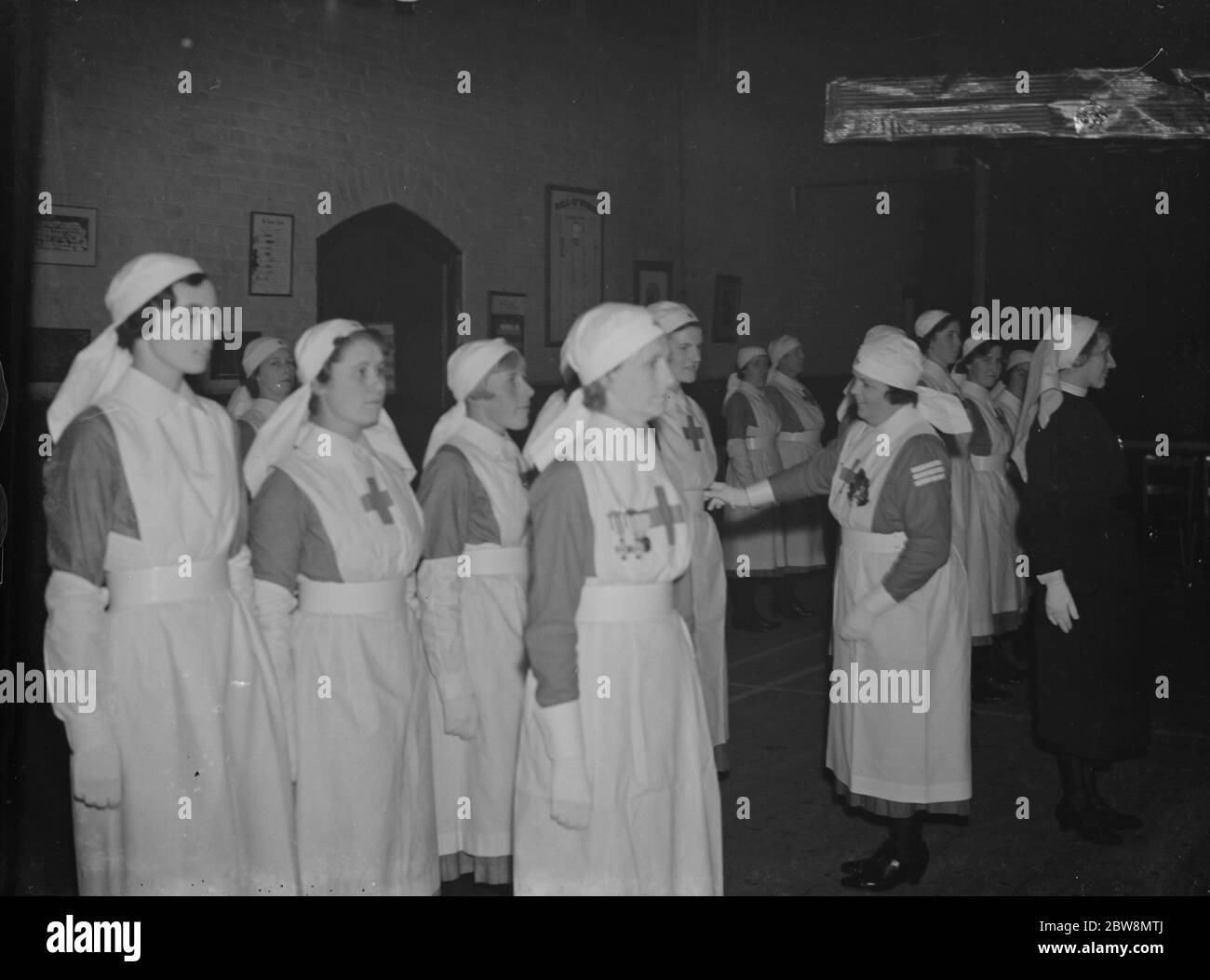 Infermieri del distaccamento volontario di aiuto in parata mentre sono stati ispezionati dall'Ufficio di guerra di Sidcup , Kent . 14 ottobre 1937. Foto Stock