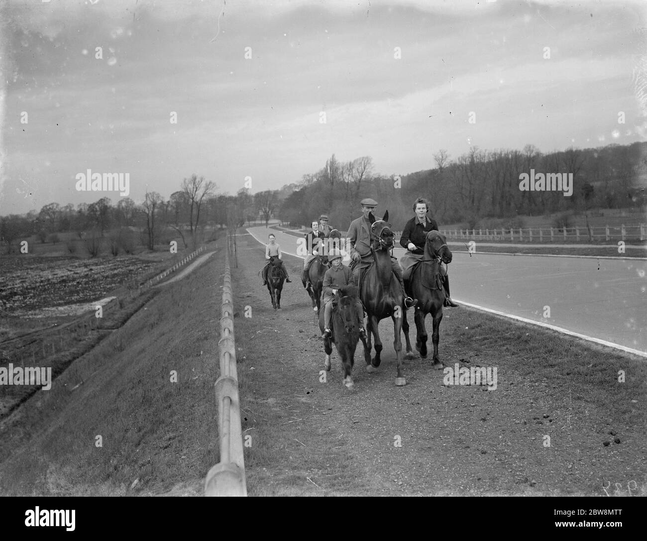 Cavalieri cavalcano sul sentiero lungo la tangenziale. 1936 . Foto Stock