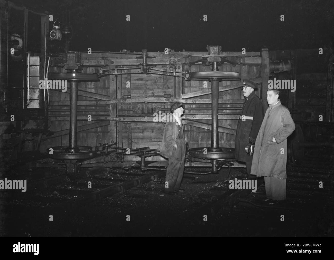 Un incidente ferroviario in pista a Mottingham . Lavoratori ferroviari accanto ad un carro che giace lateralmente . 23 ottobre 1937 . Foto Stock