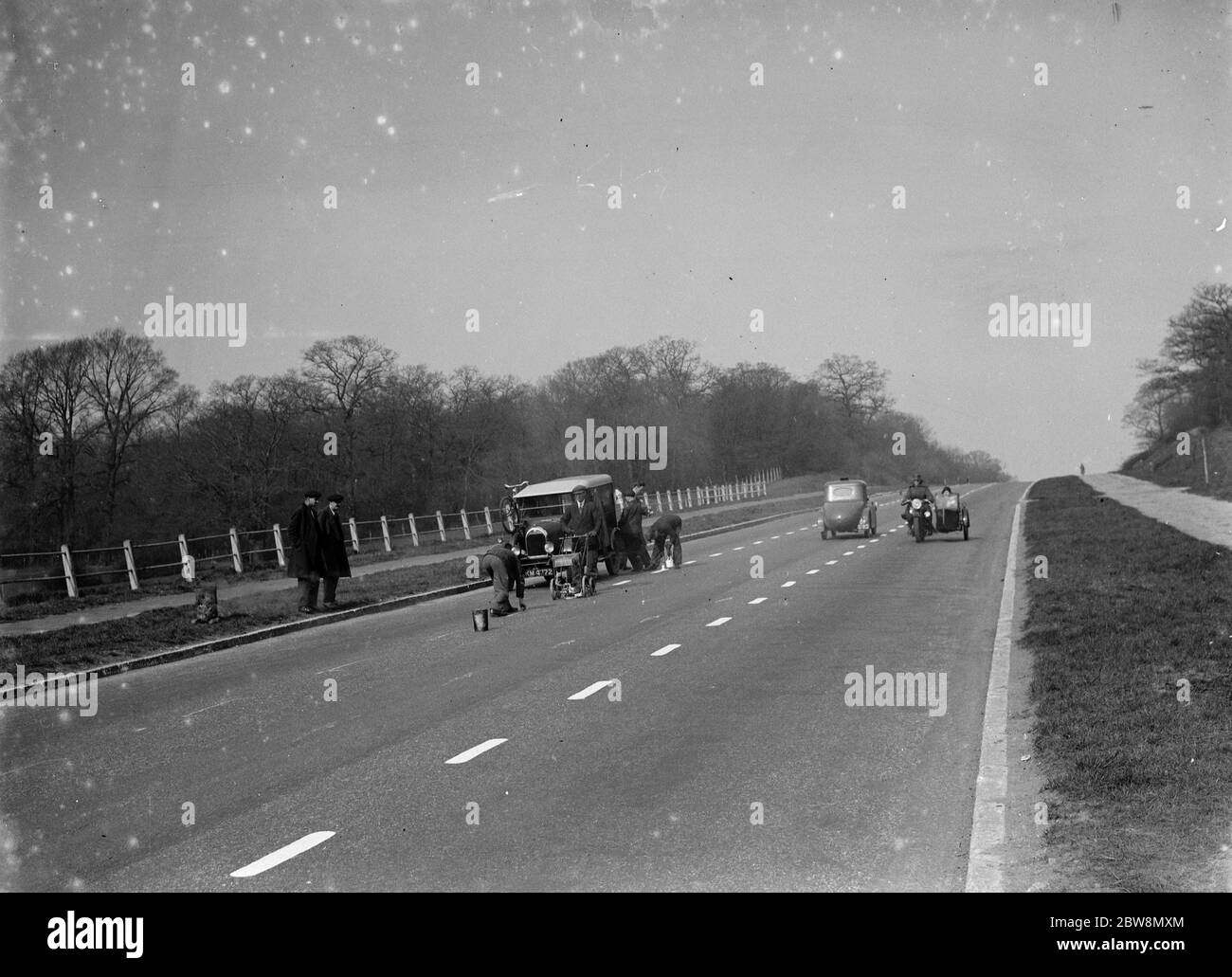 I lavoratori che dipingono linee bianche sulla strada . 1935 Foto Stock