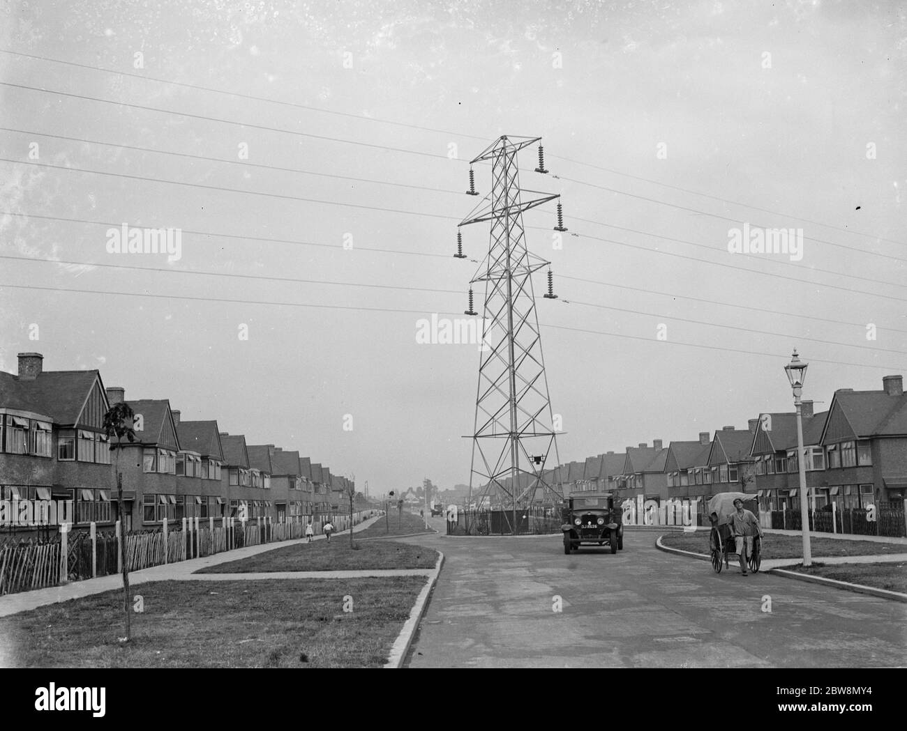 Pilone elettrico nel mezzo di una strada suburbana, Sidcup . 1935 Foto Stock