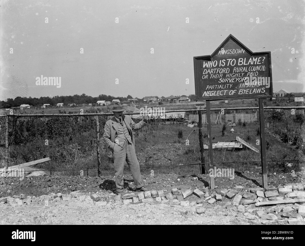 Un uomo da un segno di protesta in un sito di derelict a Kingsdown , Kent . 1935 Foto Stock