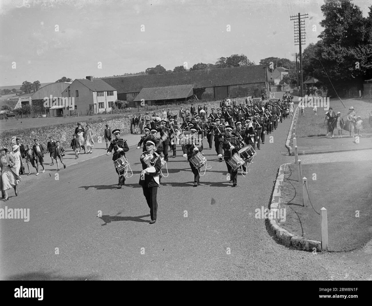 La banda di St John's Ambulance Brigade marciando lungo la strada. 1935 Foto Stock