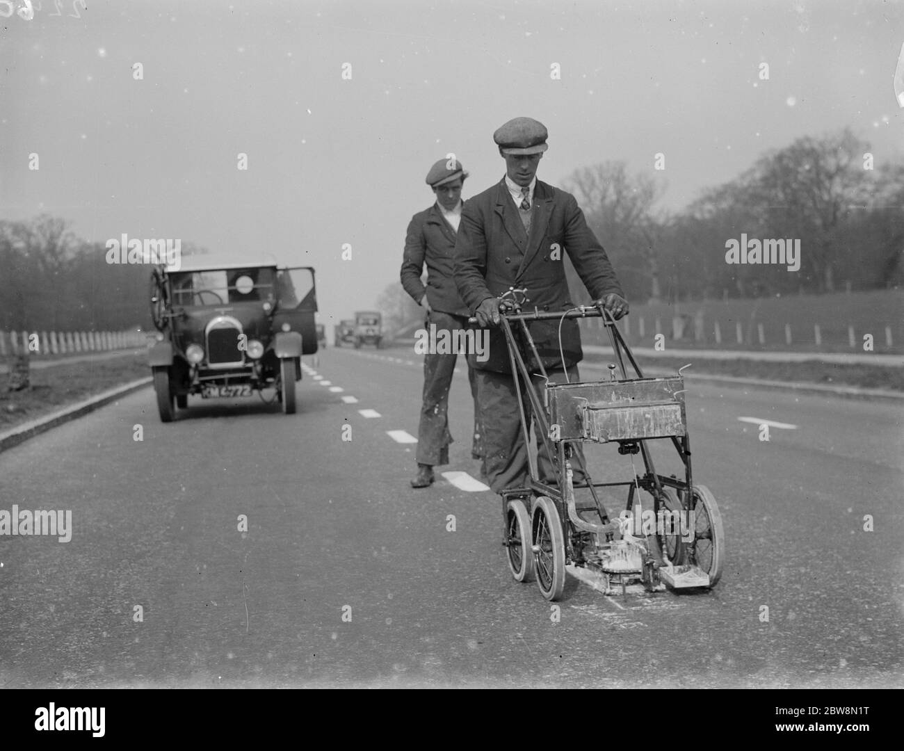 Uomini che dipingono la linea bianca sulle strade . 1935 Foto Stock