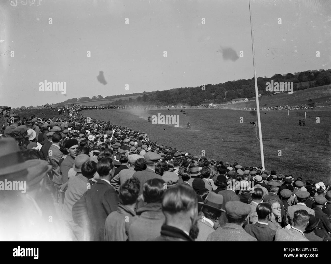 Folle che guardano le corse del motociclo, Kent . 1935 Foto Stock