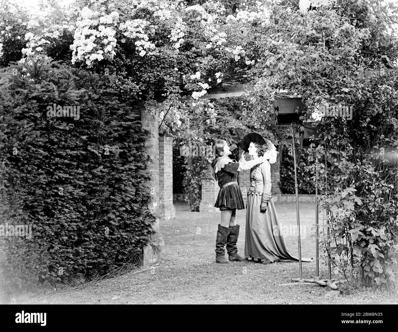 Attori in una performance durante una parata all'aperto . 1935 Foto Stock