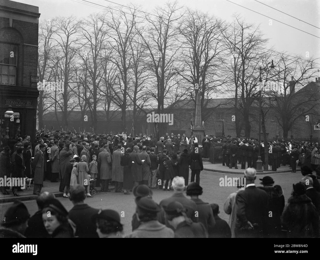 Le folle si sono radunate intorno al memoriale di guerra al servizio memoriale di Bexleyheath Armistice . 1937 Foto Stock