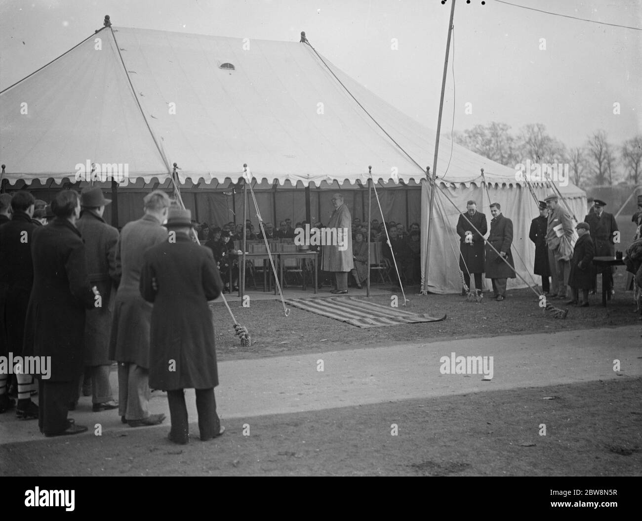 Apertura del nuovo padiglione sportivo del St Bartholomew e del Royal London Hospitals FC a Foxbury . W Girling Ball che parla alla folla. 1937 Foto Stock