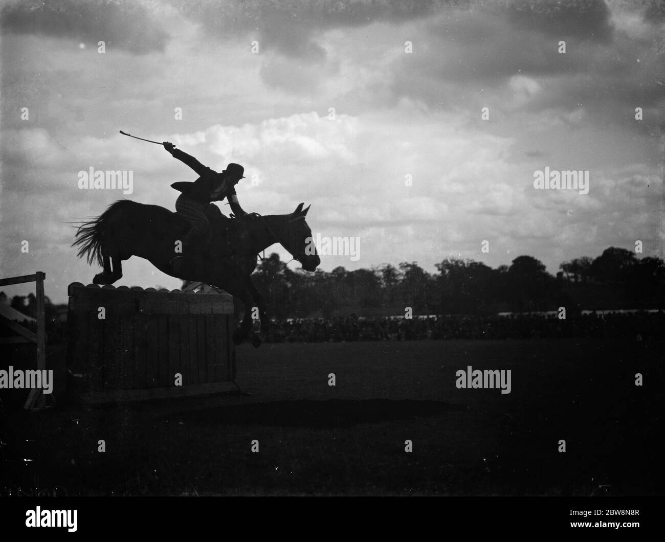 Il gymkhama di Eltham e Bromley . Gara di salto a cavallo di riso Miss M P . 1938 Foto Stock