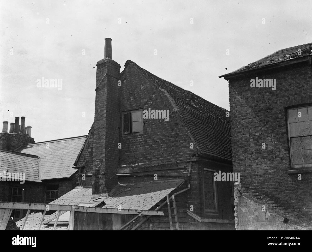 Una vista dal retro degli edifici sulla strada alta CrayFord che saranno presto demoliti. 7 luglio 1938 Foto Stock