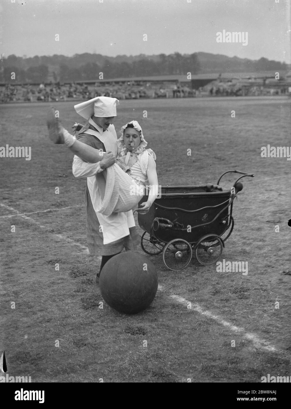 Il gymkhama di Eltham e Bromley . L'infermiera e la commedia del bambino agiscono durante l'intervallo. 1938 Foto Stock