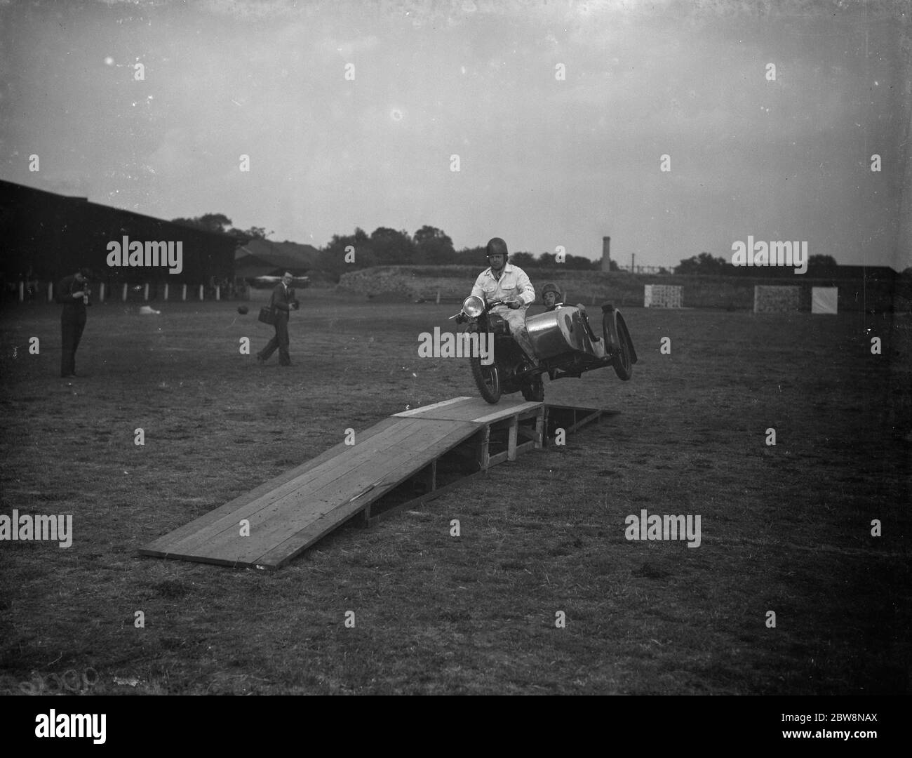 Il gymkhama di Eltham e Bromley . W H Peacock e Pat Hopkins nella combinazione di moto stunt . 1938 Foto Stock