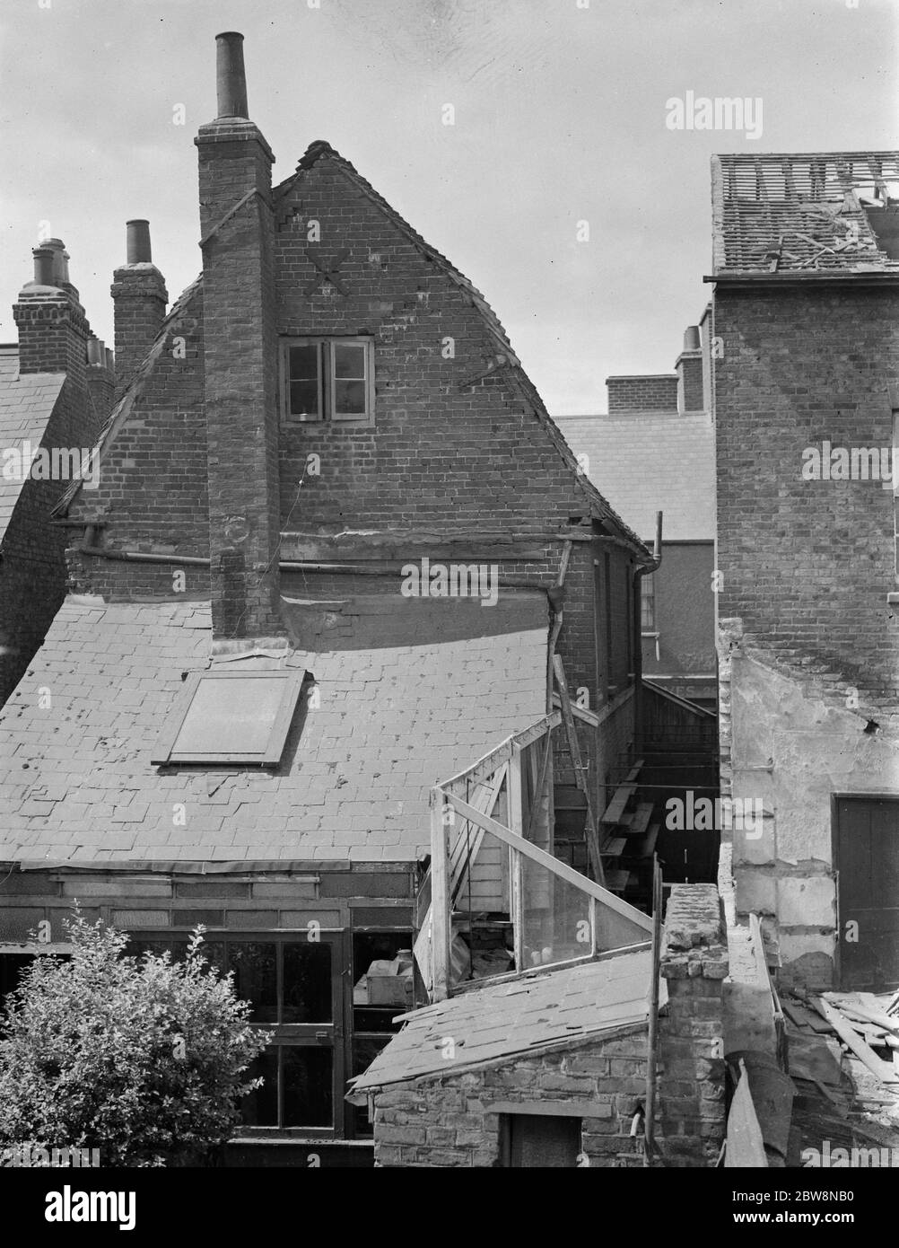 Una vista dal retro degli edifici sulla strada alta Cray Ford che saranno presto demoliti. 7 luglio 1938 Foto Stock