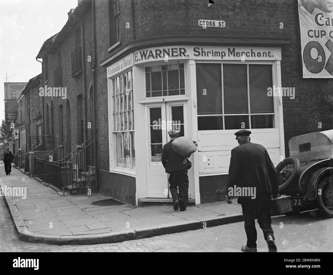 Un negozio mercantile di gamberi ad angolo su Cross Street. Maggio 1936 . Foto Stock