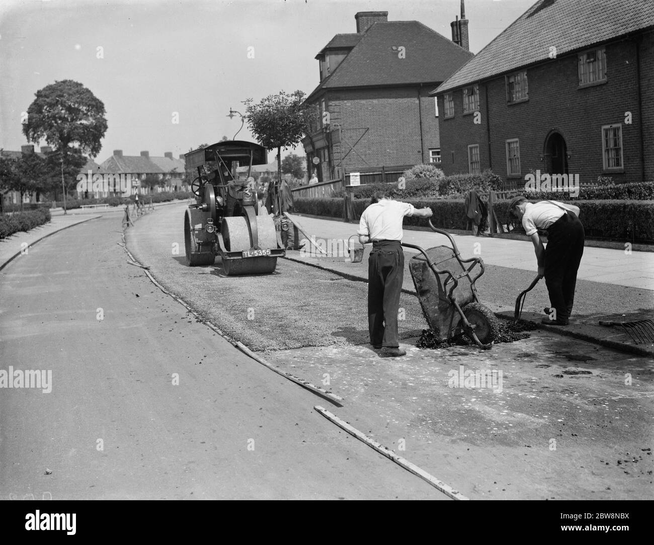 Val de travers , costruzione di strade su viale Becontree . Un rullo di vapore rotola la strada . 4 luglio 1938 Foto Stock