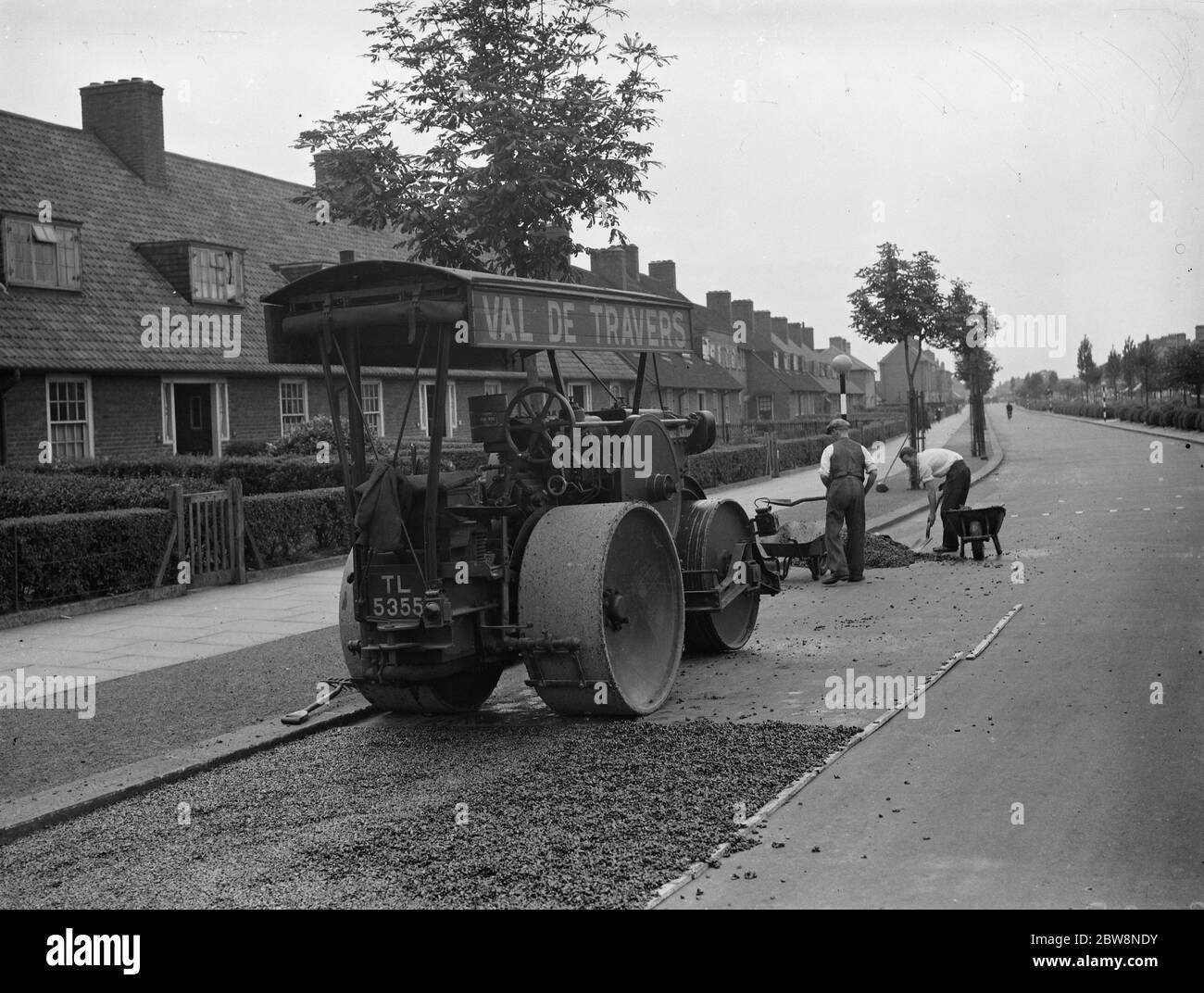 Val de travers , costruzione di strade su viale Becontree . Un rullo di vapore rotola la strada . 4 luglio 1938 Foto Stock
