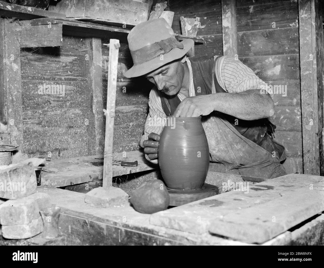 Ceramica fabbricante MR Sadler stampaggio argilla su una ruota di vasai . 1938 Foto Stock