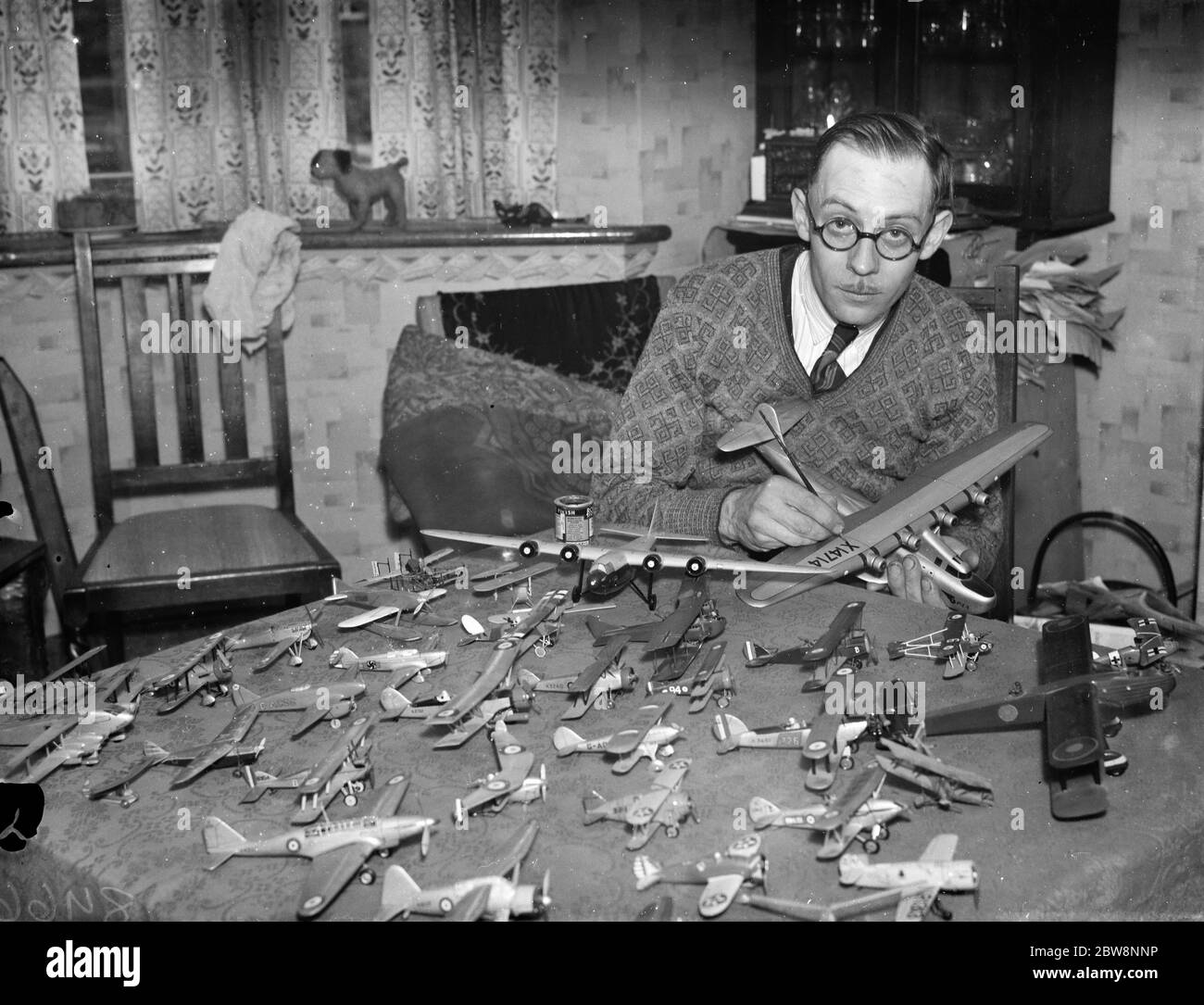 Il signor H R Wilcoxon mostra alcuni dei suoi aerei modello, sia civili che militari. 1938 Foto Stock