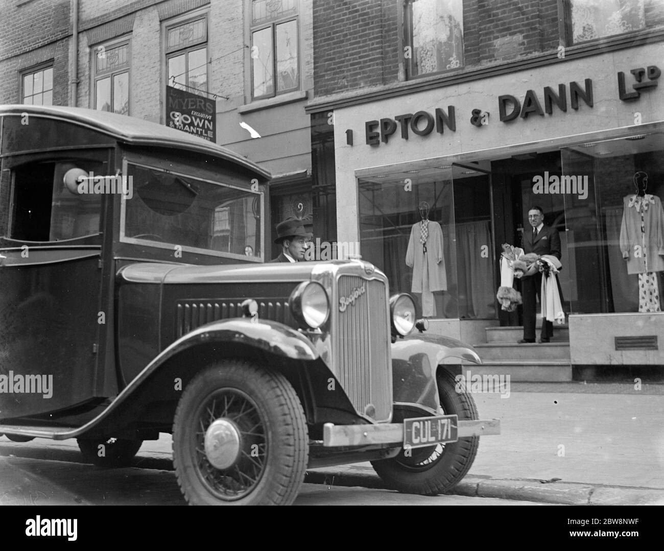 Un furgone bedford fuori da un negozio all'ingrosso. 1936 . Foto Stock