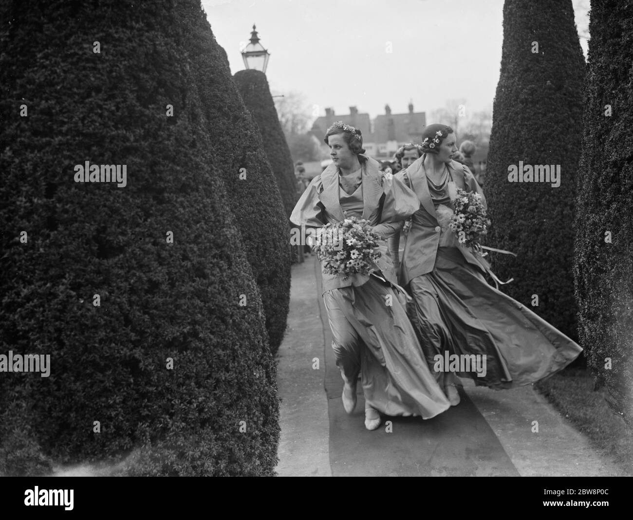 Le nozze del Comandante Nichols e della signora Wood . I due bridesmaid pongono per un'immagine . 1936 Foto Stock