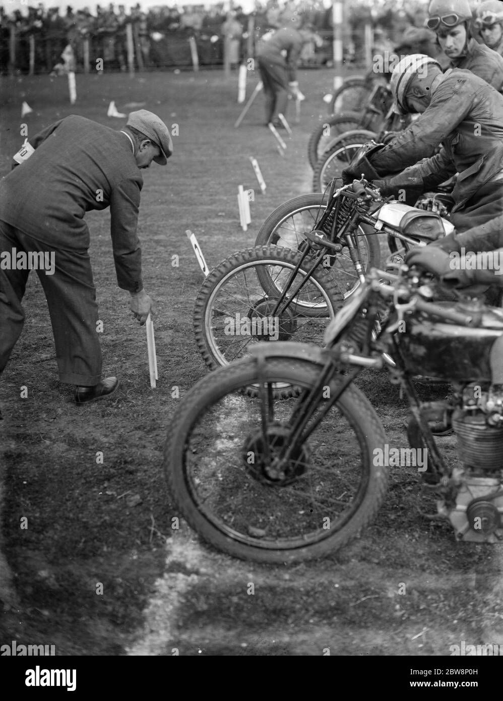 La linea di moto Speedway è alla linea di partenza della pista di Rochester. 1936 Foto Stock