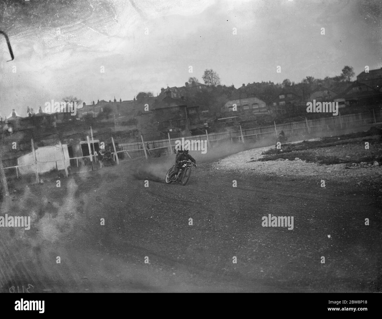 Le moto da Speedway si piegano alla pista di Crayford. 1936 Foto Stock