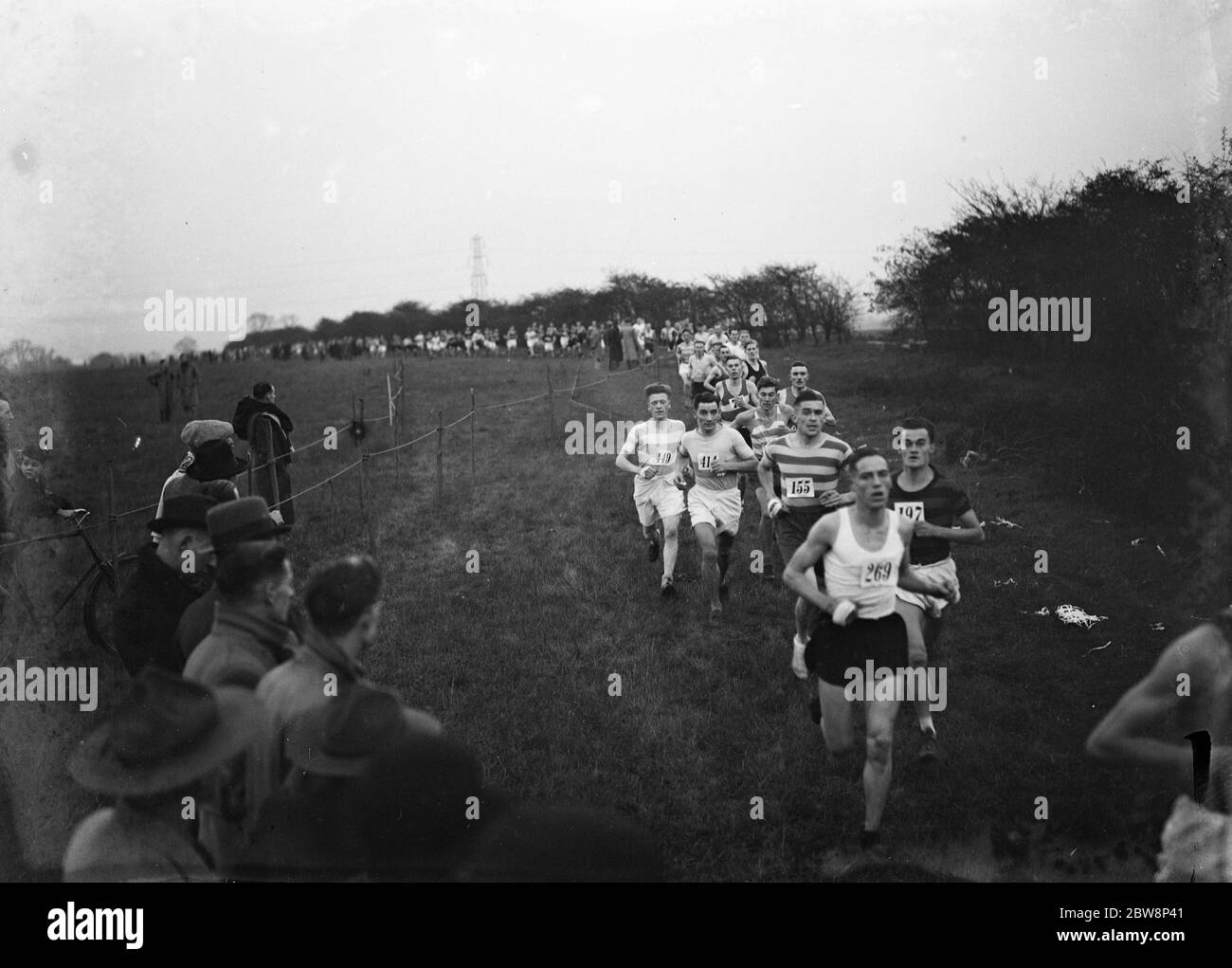 Gli atleti gareggiano nella corsa di fondo del Tamigi Meridionale . 1937 . Foto Stock