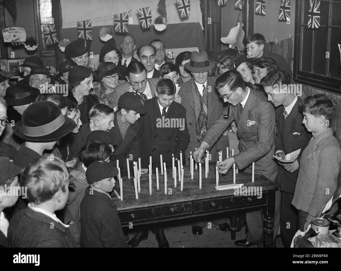 I bambini si divertono al bazar nella Chiesa di San Salvatore a Eltham . 22 novembre 1937 Foto Stock