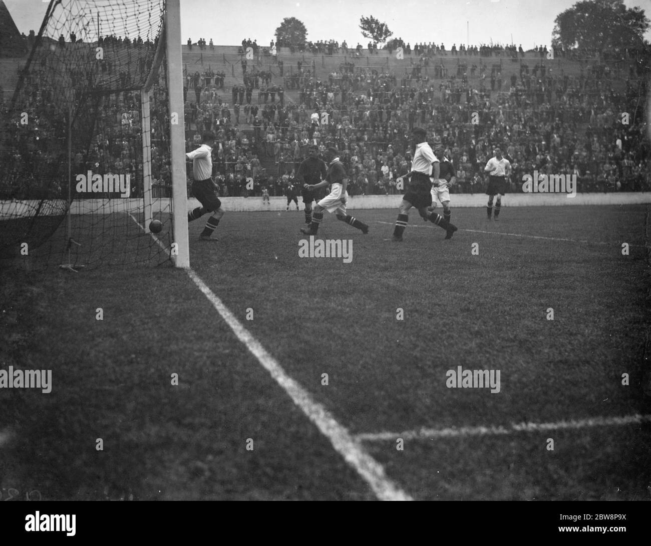 Il Charlton Athletic Football Club ospita una partita pre-stagione. Azione nella bocca di obiettivo . 1938 Foto Stock