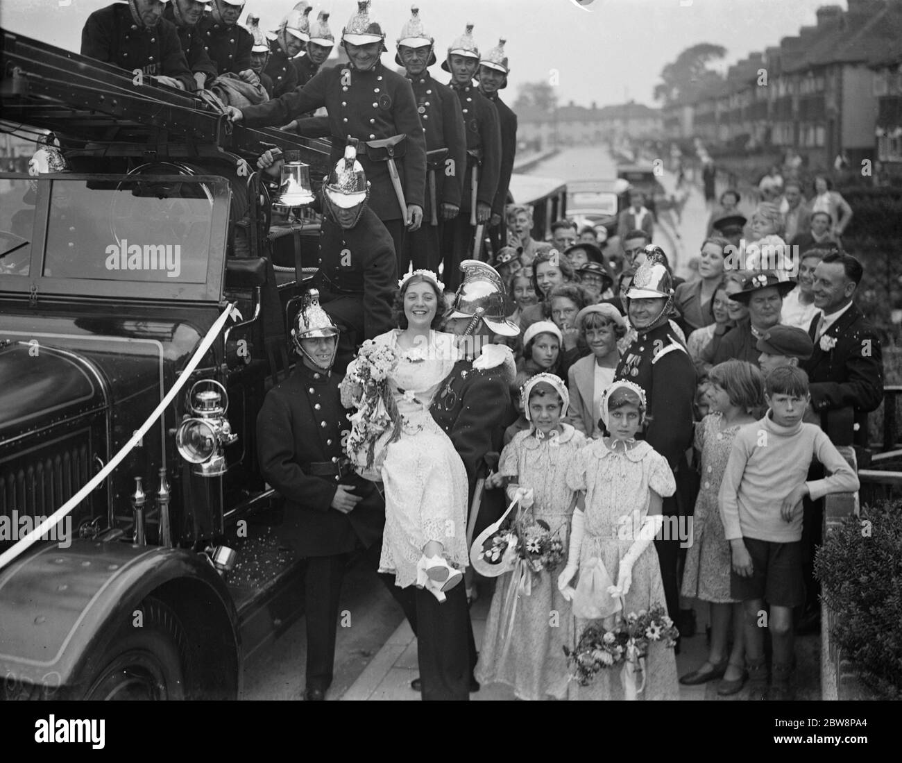 Il matrimonio di vigili del fuoco A Schofield e Miss e Gifford . La sposa viene portata al loro veicolo di nozze . 1938 Foto Stock