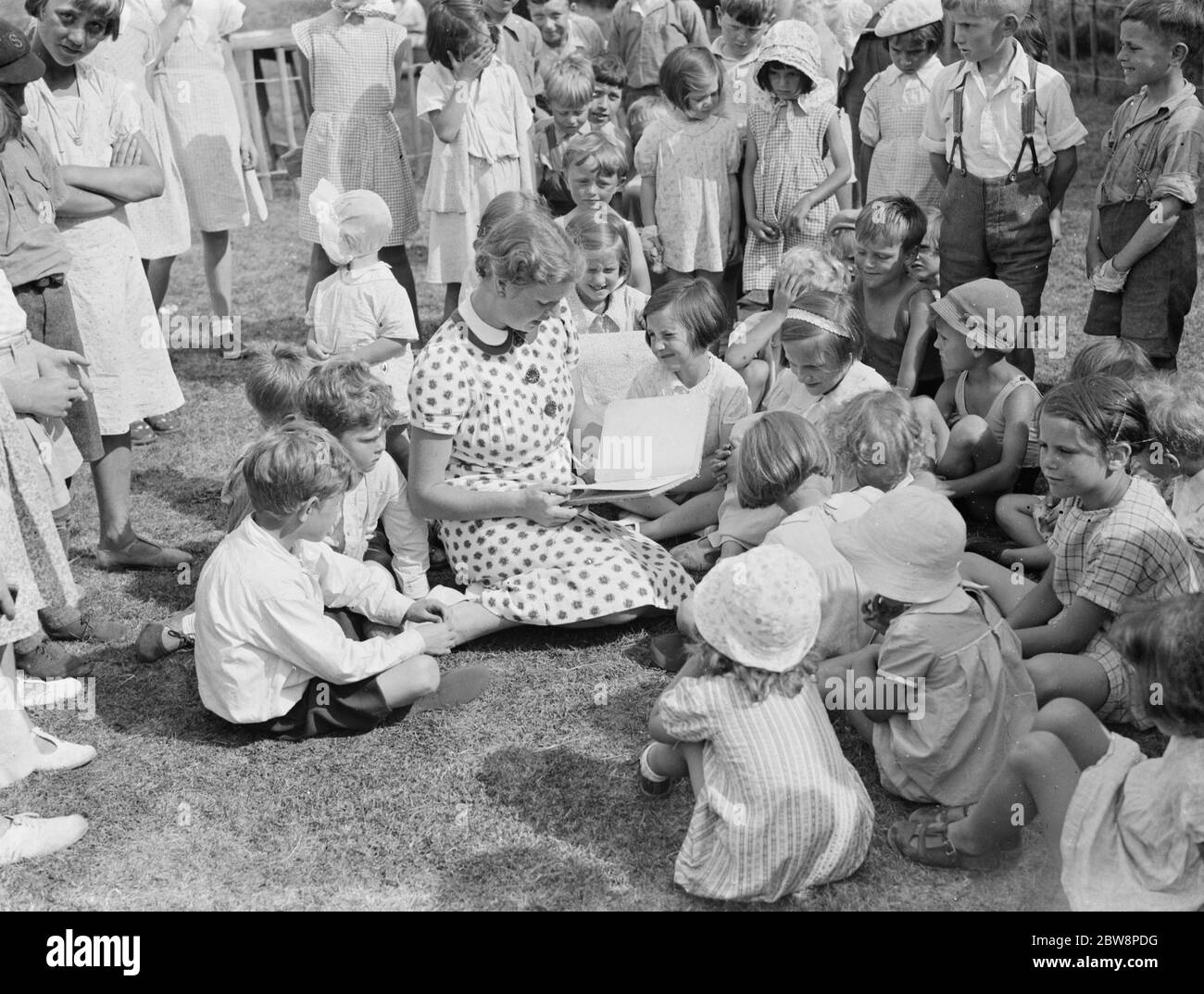 Sig.na J. M. Roffey . Lettura istruttori ai bambini . 10 agosto 1938 Foto Stock