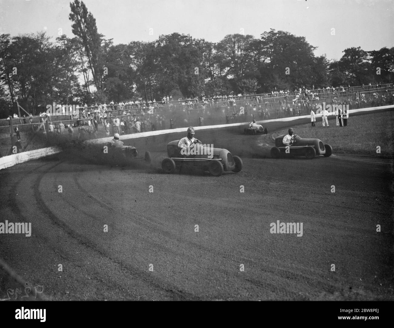 Il Grand prix delle corse in miniatura del Crystal Palace. Basilico de Mattos che conduce alla curva . 1938 Foto Stock