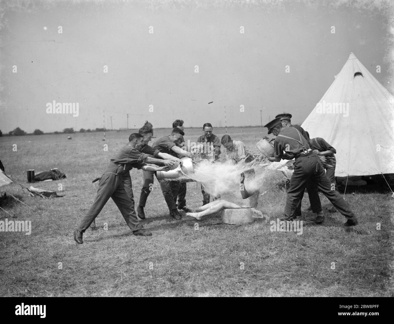 I territorials di Sidcup a pietra di campo . Tempo di bagno del campo. 1938 Foto Stock