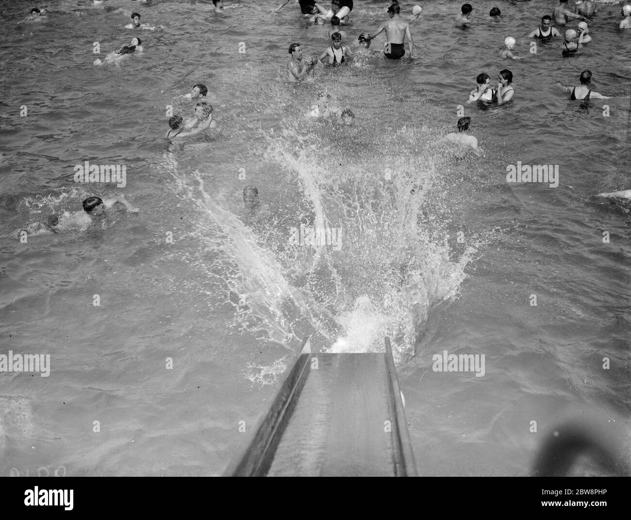 Un bagno Bexleyheath imballato. Lo spruzzo come un bagnino scende lungo la slitta . 1938 Foto Stock