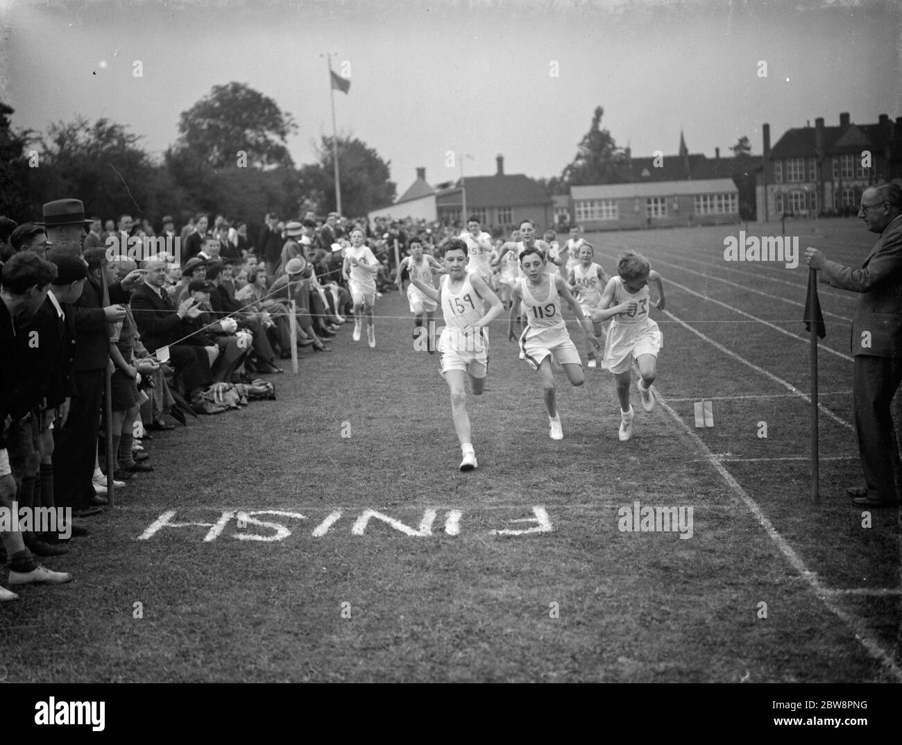 Sport al Dartford Technical College . Lo sprint finale al traguardo . 1938 Foto Stock