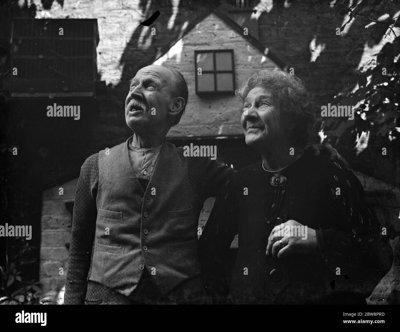Il signor e la signora W Allen nei loro giardini di Lewisham . 1938 . Foto Stock