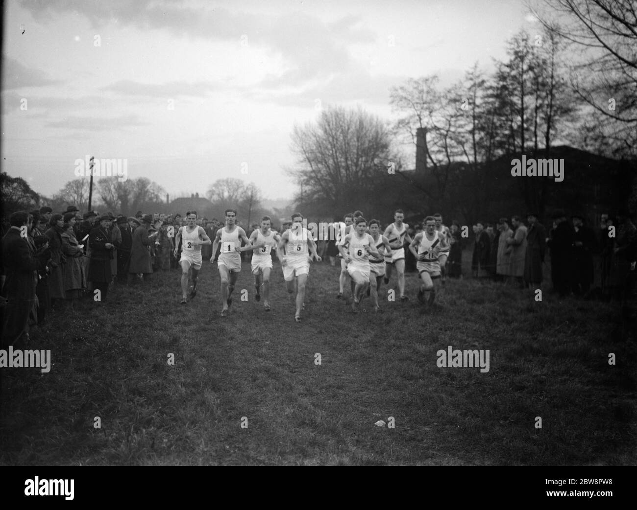 La corsa di fondo dell'Università di Oxford contro l'Università di Cambridge a Horton Kirby , Kent . 1937 Foto Stock