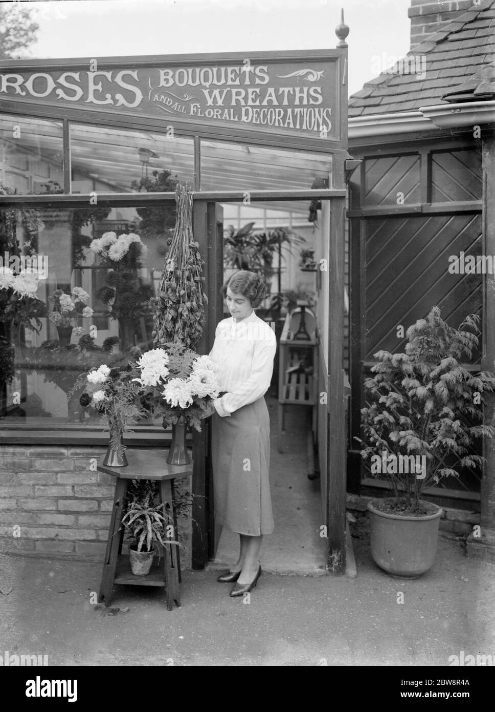La signora Rose, fuori dal suo negozio di fiori, chiamava ' Roses' a Bexley. 1936 Foto Stock