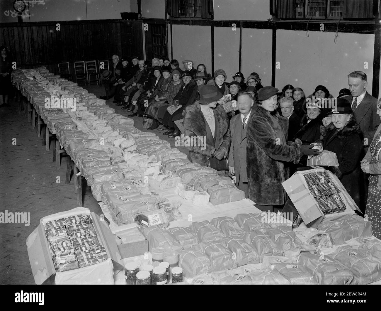 Distribuendo pacchi natalizi per i poveri a Chislehurst , Kent . 1935 Foto Stock