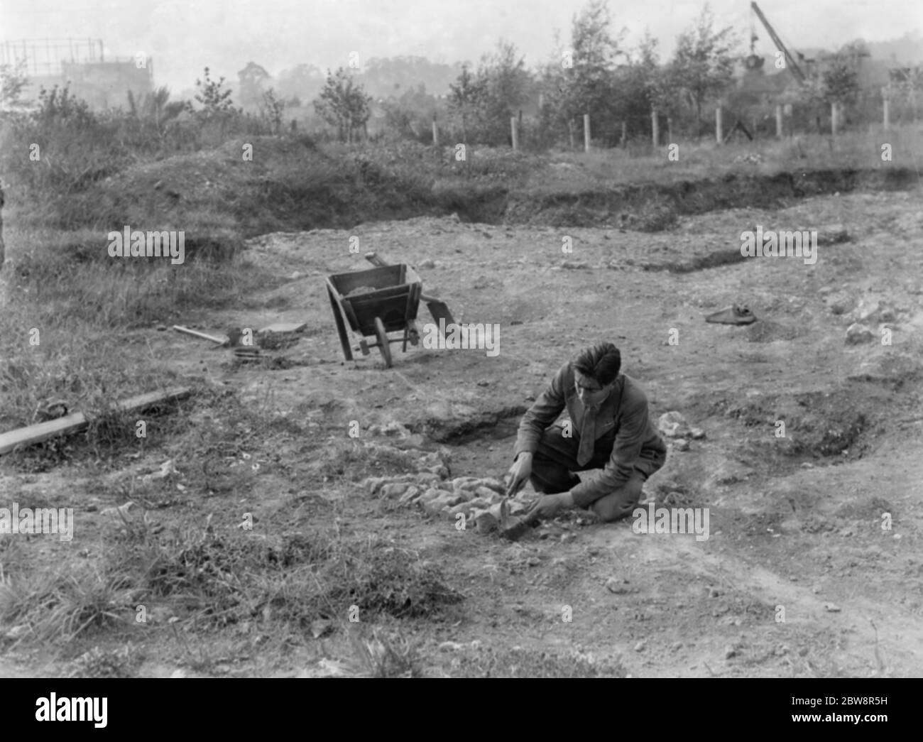 Il signor Greenfield, nel luogo dove sono in corso gli scavi per scavare una villa romana nella Valle di Cray, Kent . 1936 Foto Stock