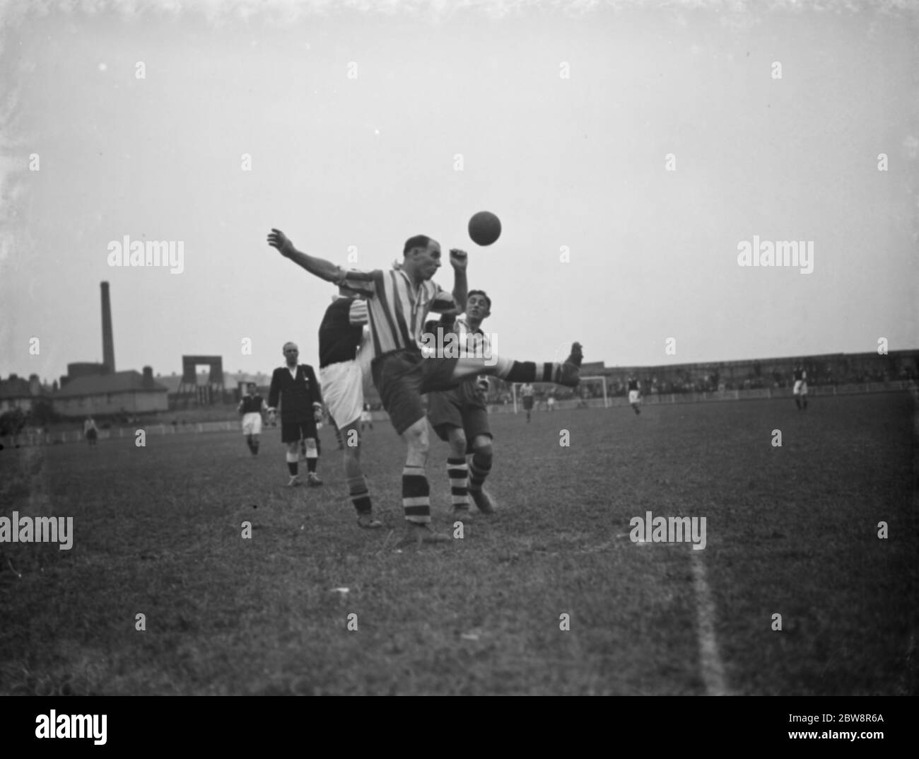 Riserve di Dartford contro Ashford Town - Lega di Kent - 03/09/38 . Due giocatori gareggiano per la palla . 1938 Foto Stock